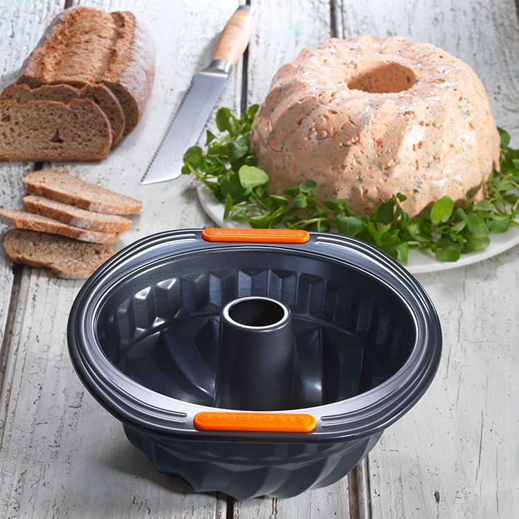 Le Creuset Toughened Non Stick Bundt Tin 22x10.2cm Kitchen Warehouse™