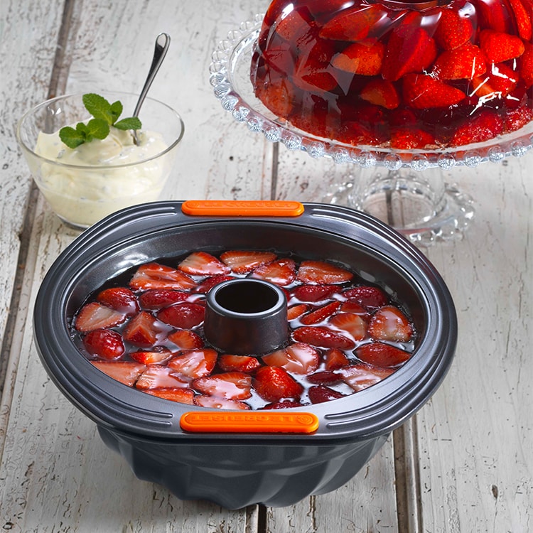 Le Creuset Toughened Non Stick Bundt Tin 22x10.2cm Kitchen Warehouse™